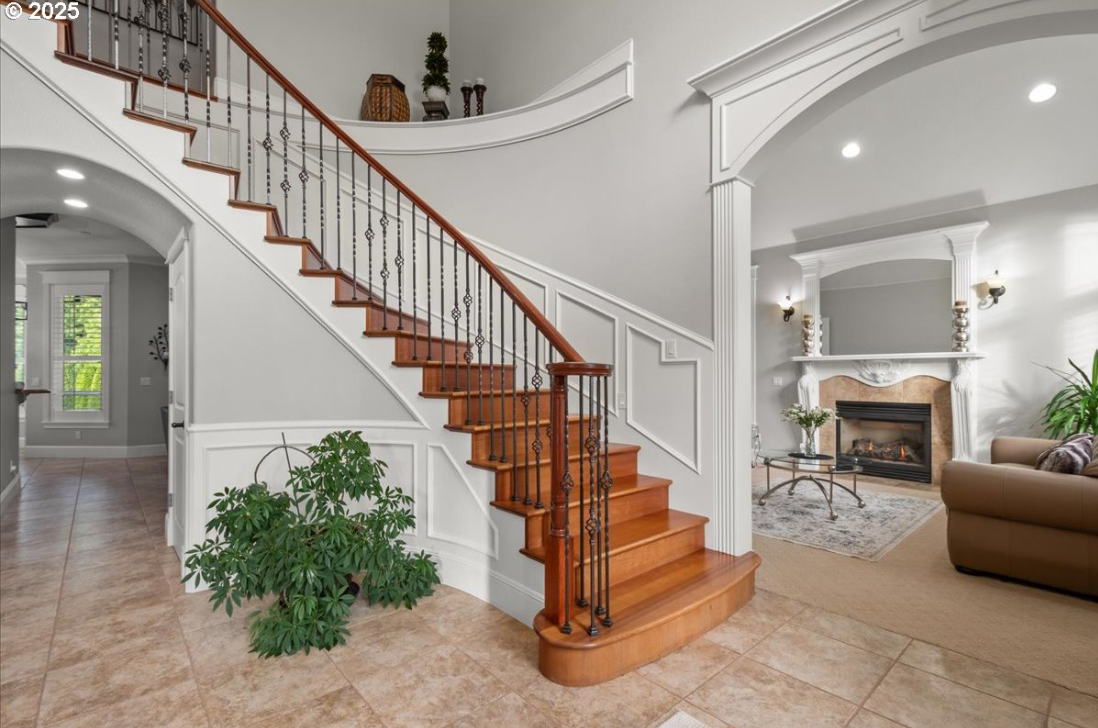 ONE ACRE ESTATE IN A GATED COMMUNITY!